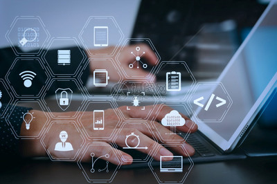 軟件開發(fā)者的編碼工作與強化的現(xiàn)實儀表板計算機圖標(biāo)有關(guān)這些包括機敏的系統(tǒng)開發(fā)代碼叉和網(wǎng)絡(luò)安全反應(yīng)的版本商人手與筆記本電腦一起工作